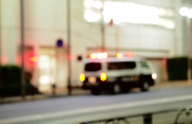 路上の警察車両